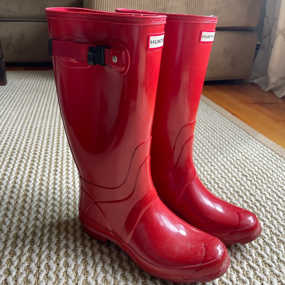 Tall Hunter rainboots in military red